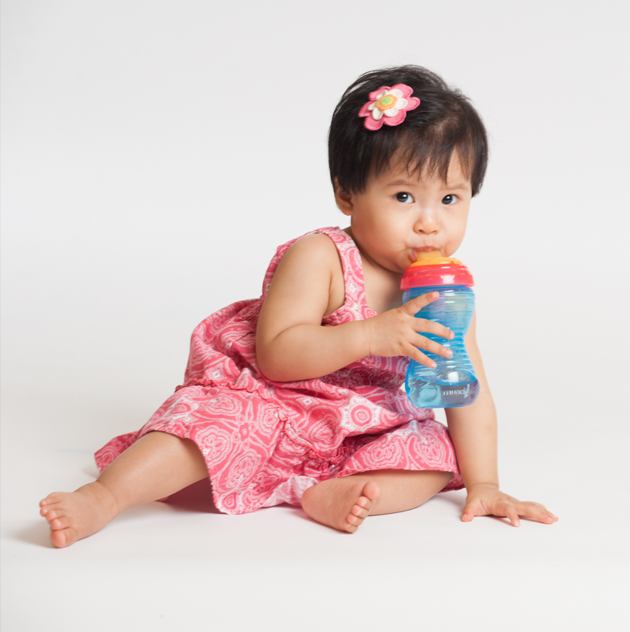 Elige una taza de entrenamiento para lactantes que sea adecuada para tu bebé. 