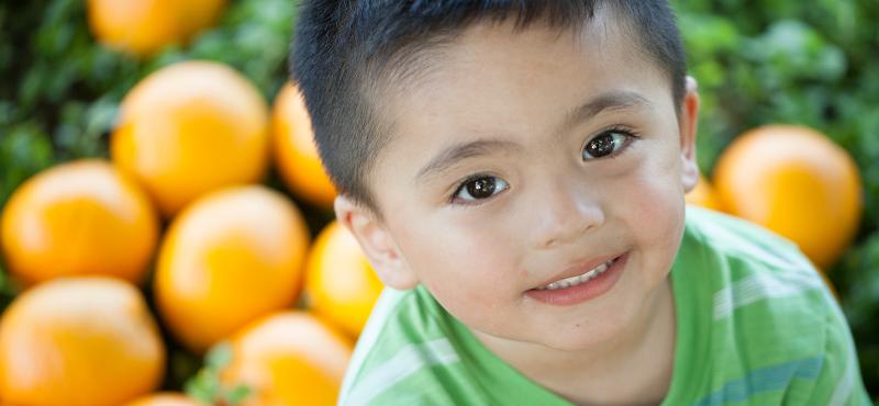 Para crecer sanos, los niños necesitan una excelente nutrición. 