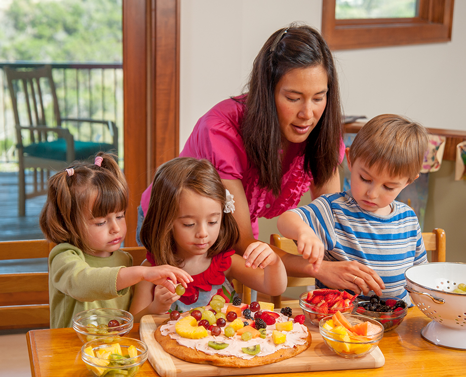 Organiza un concurso de colores y vean cuántas frutas y verduras verdes, rojas, amarillas y anaranjadas se pueden incluir en una comida.