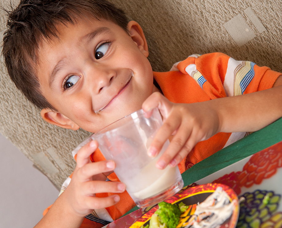 Asegúrate de que tu hijo no se llene demasiado de leche y luego no tenga hambre para otros alimentos necesarios.