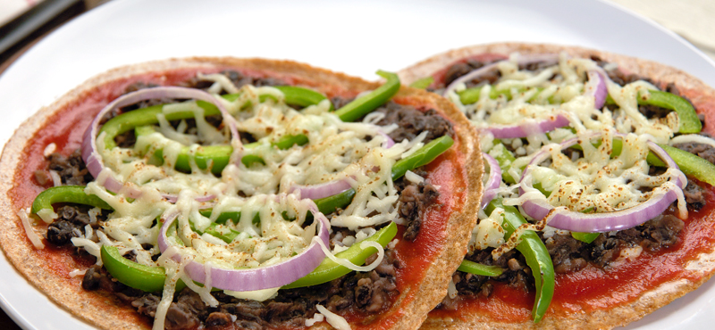 Estas pequeñas pizzas son un bocadillo perfecto, ¡lleno de proteína y granos integrales!