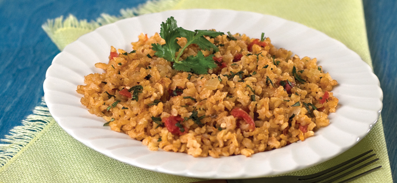 El arroz integral ofrece una excelente fuente de granos integrales en esta versión sencilla de un acompañamiento clásico.