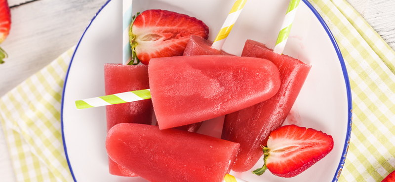 ¡Estas paletas heladas de jugo de fruta son una gran alternativa a las paletas comerciales azucaradas!