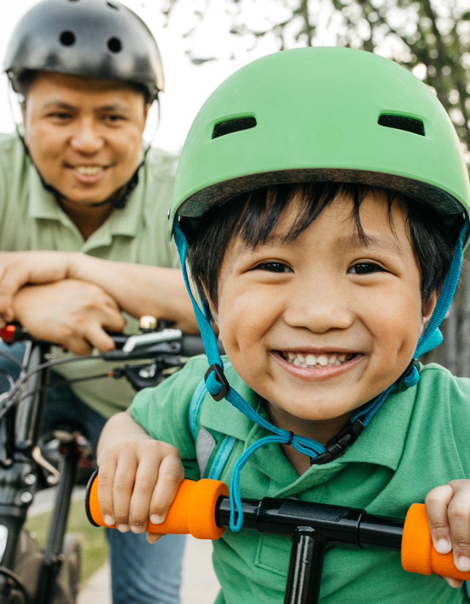 Enseña a los niños a nadar y montar en bicicleta y convierte estos ejercicios en una rutina. 