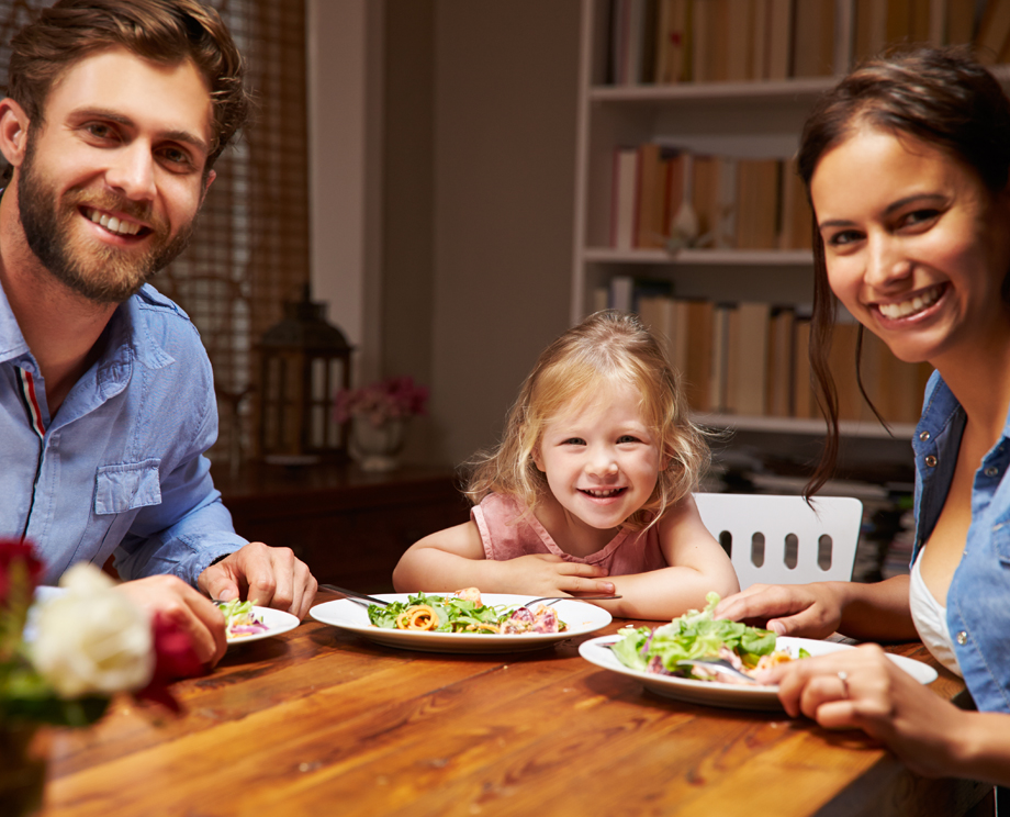 Las comidas en familia dan la oportunidad de modelar el buen comportamiento y los niños aprenden con ellas a comer los alimentos que tú comes.