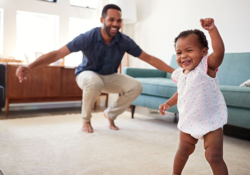 Pon las canciones favoritas de tu hijo o túrnense para escoger con qué canciones quieren bailar.