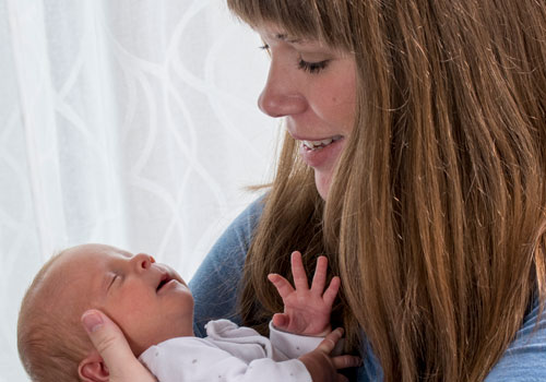 Cuando tu bebé esté satisfecho, podría relajarse y abrir las manos.