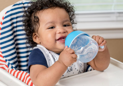 Una forma de empezar a reemplazar el biberón por vaso es darle leche materna o fórmula en vaso a la hora de la comida.