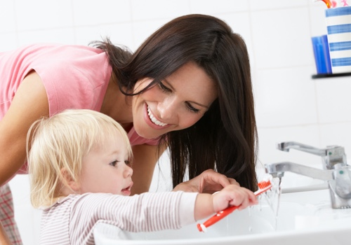 El flúor en los niños - Una madre en el dentista