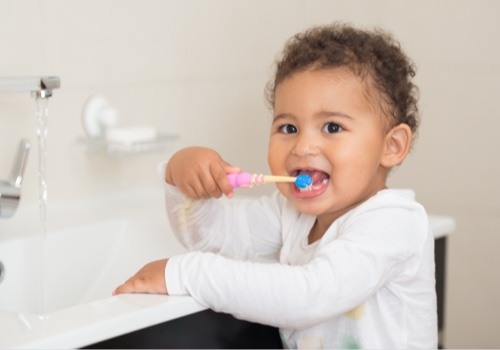 Deja que tu hijo se cepille los dientes él solo para que pueda practicar
