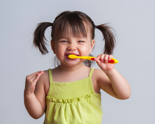 Empieza a usar hilo dental en tu hijo cuando los dientes empiecen a tener contacto unos con otros y el espacio entre ellos no pueda limpiarse con el cepillo de dientes. 