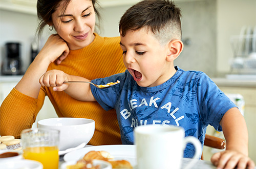 Se interesará en comidas de diferentes formas y colores. 